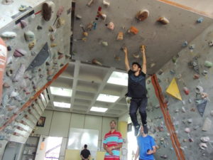 AGM faz melhorias no muro de escalada